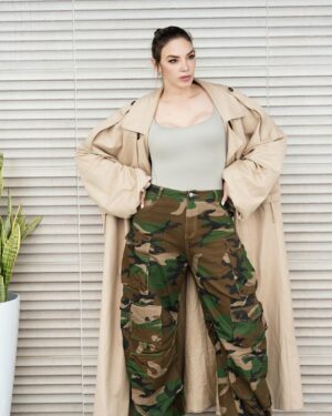Hony Estrella Instagram - Moreiraaas, ¿cómo me los trata esta lluvia? 👀 A mi me toca camita   peli   chocolatito caliente 🤤 ¿Y a ustedes? 

Este look súper cómodo es de @modaholicthestore (amo toodoo de la tienda 😍), y el estilismo de mi
@marlonhiraldo (el de la última foto ❤️, mi hermano querido) y el maquillaje del real @elismesa 😂 El moñito me lo hice yo misma 😂, ¿pasé la prueba @elvirasepulvedahair 😂?

📸 | @darecphoto