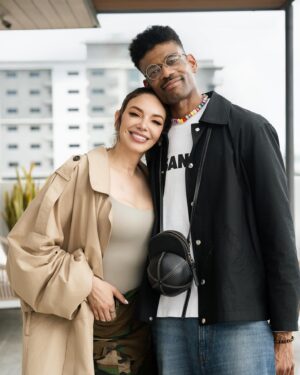 Hony Estrella Instagram - Moreiraaas, ¿cómo me los trata esta lluvia? 👀 A mi me toca camita   peli   chocolatito caliente 🤤 ¿Y a ustedes? 

Este look súper cómodo es de @modaholicthestore (amo toodoo de la tienda 😍), y el estilismo de mi
@marlonhiraldo (el de la última foto ❤️, mi hermano querido) y el maquillaje del real @elismesa 😂 El moñito me lo hice yo misma 😂, ¿pasé la prueba @elvirasepulvedahair 😂?

📸 | @darecphoto