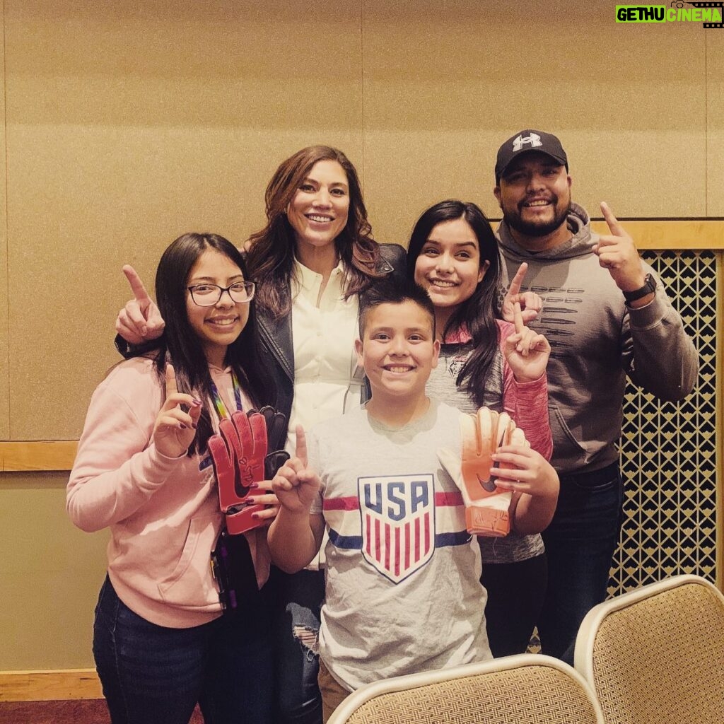 Hope Solo Instagram - A #GKUnion family! All coached by their dad who’s passing on the skills! It’s not often I meet four goalkeepers from under one roof 🧤 🥅 👏🏼