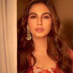 Huma Qureshi Instagram – Ishq 🫶

Styled by @sanamratansi
Team @sanjamkaur92 @navikshajain
Intern @nancyladdha
Wearing @debyaniandco
Jewellery @houseofshikha 
Hair @rakshandairanimakeupandhair
Makeup @ajayvrao721
Photographer @kaasastudio