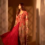 Huma Qureshi Instagram - Ishq 🫶 Styled by @sanamratansi Team @sanjamkaur92 @navikshajain Intern @nancyladdha Wearing @debyaniandco Jewellery @houseofshikha Hair @rakshandairanimakeupandhair Makeup @ajayvrao721 Photographer @kaasastudio