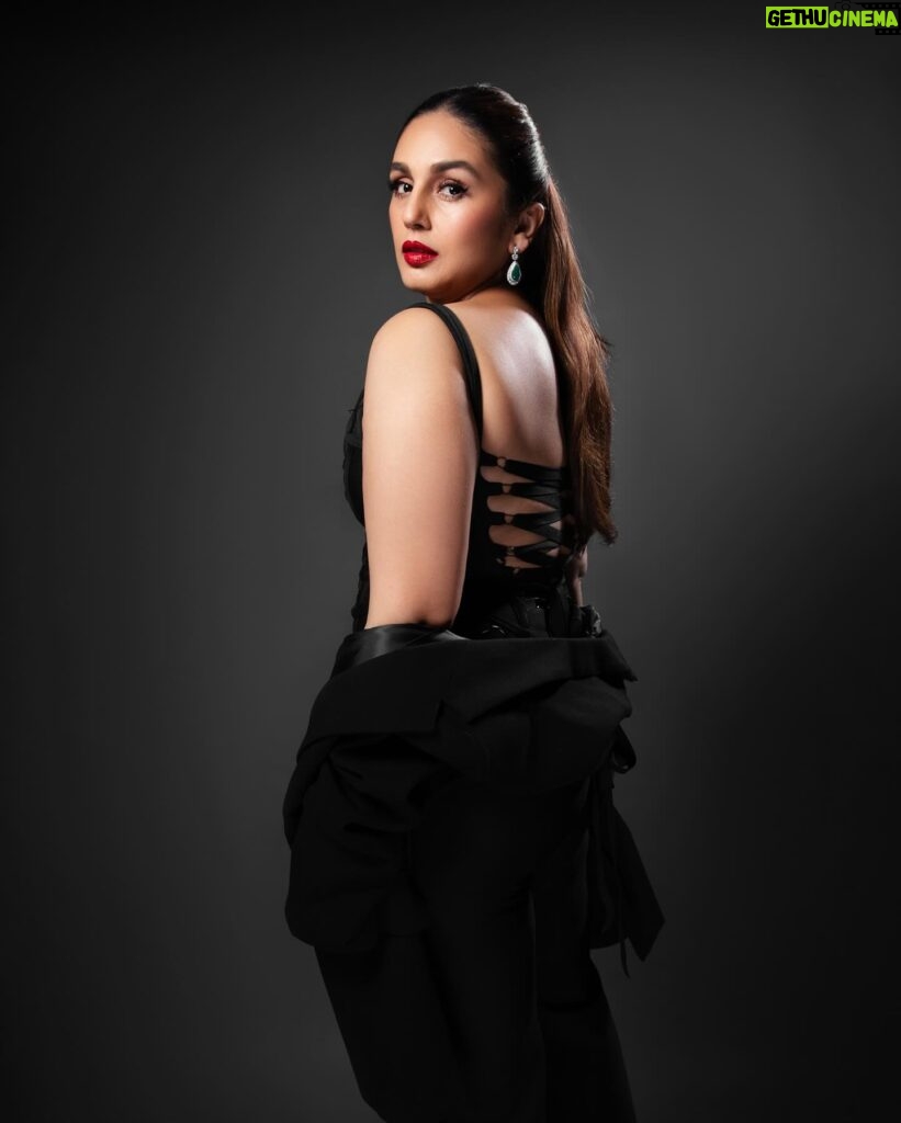 Huma Qureshi Instagram - Queen Qureshi 🖤♟️#queen #qureshi #vibe Styled by @sanamratansi Team @sanjamkaur92 Intern @harmisha.sheth Wearing @self__cntrd Jewels @karishma.joolry via @dipublicrelarions Heels @oceedeeshoes Photographer @akshayrathodphotography HMU @ajayvrao721 @susanemmauelhairstylist