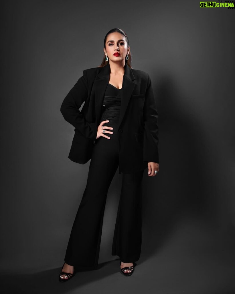 Huma Qureshi Instagram - Queen Qureshi 🖤♟️#queen #qureshi #vibe Styled by @sanamratansi Team @sanjamkaur92 Intern @harmisha.sheth Wearing @self__cntrd Jewels @karishma.joolry via @dipublicrelarions Heels @oceedeeshoes Photographer @akshayrathodphotography HMU @ajayvrao721 @susanemmauelhairstylist