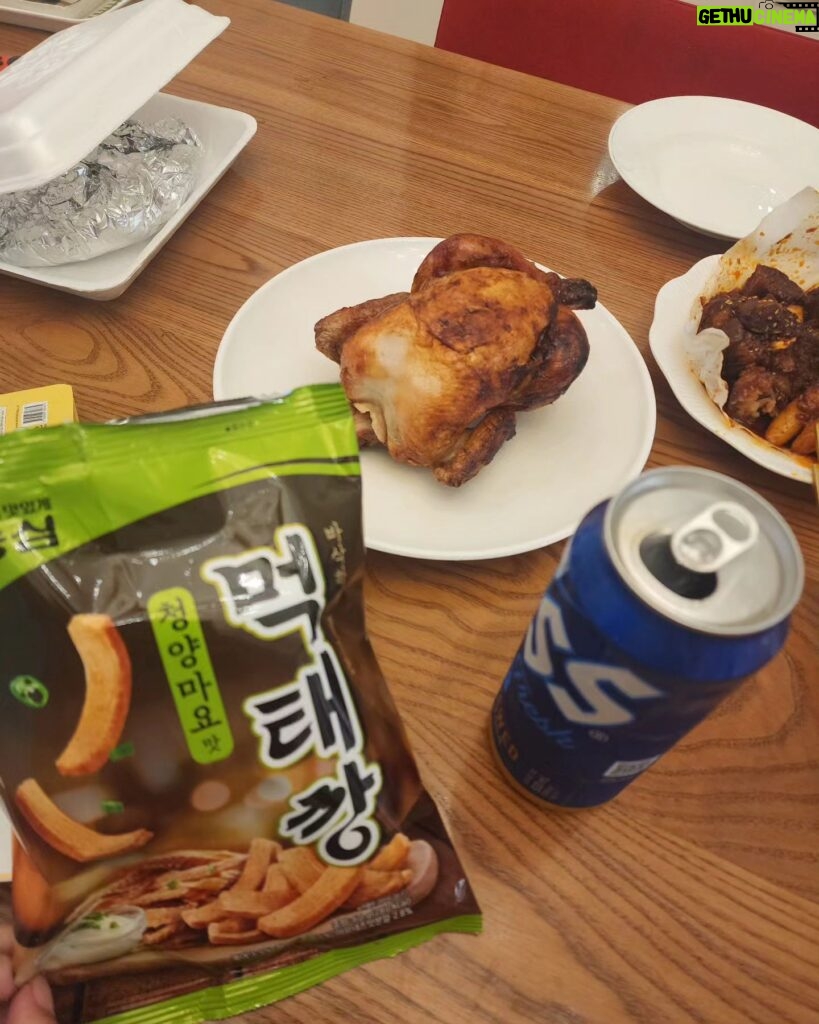 Hwang Jung-eum Instagram - 한남한방통닭. 먹태깡 카스 7인의탈출볼준비🤣🤣🤣