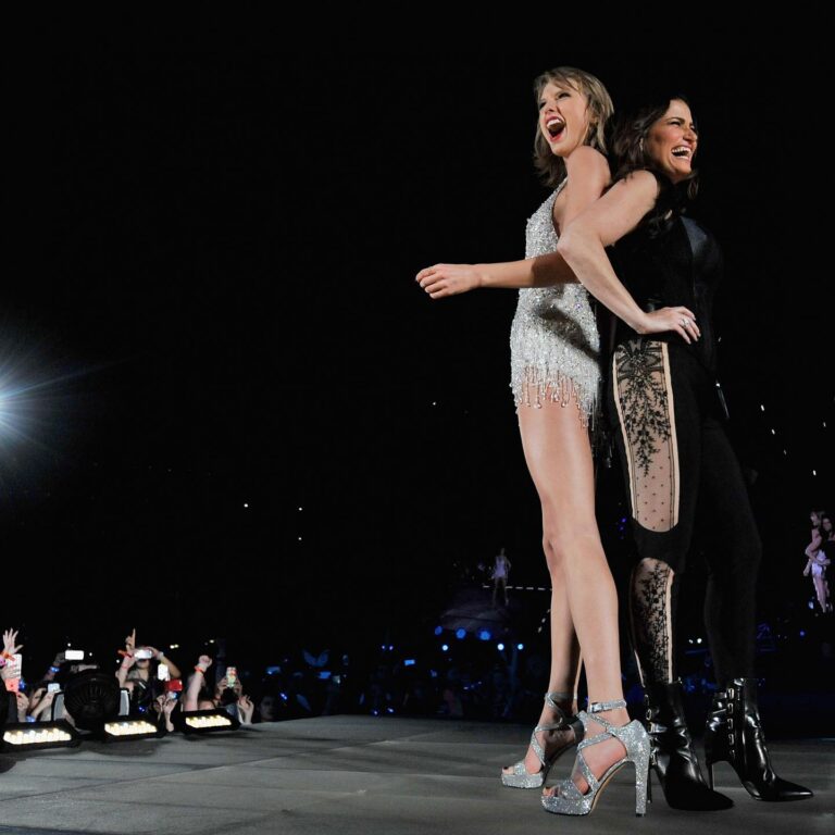 Idina Menzel Instagram - Best #Halloween ever at the #1989WorldTour with @taylorswift in 2015. #1989TaylorsVersion #TaylorSwift 📸 Tim Boyles/LP5 for @gettyentertainment