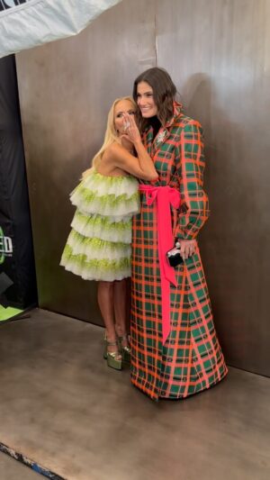 Idina Menzel Instagram - IT’S GOOD TO SEE THEM, ISN’T IT?! 💚🩷💚🩷

#wicked #wicked20 #broadway #musicaltheatre #musical #musicals #bway #theatrekid #glinda #elphaba #redcarpet #nyc #newyorkcity #redcarpetstyle #kristinchenoweth #idinamenzel