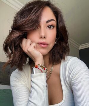 Ilean Almaguer Instagram - Curly hair day 🤪✨

Aprovechando el pelo y la luz. 

#sunday #whynot #fyp