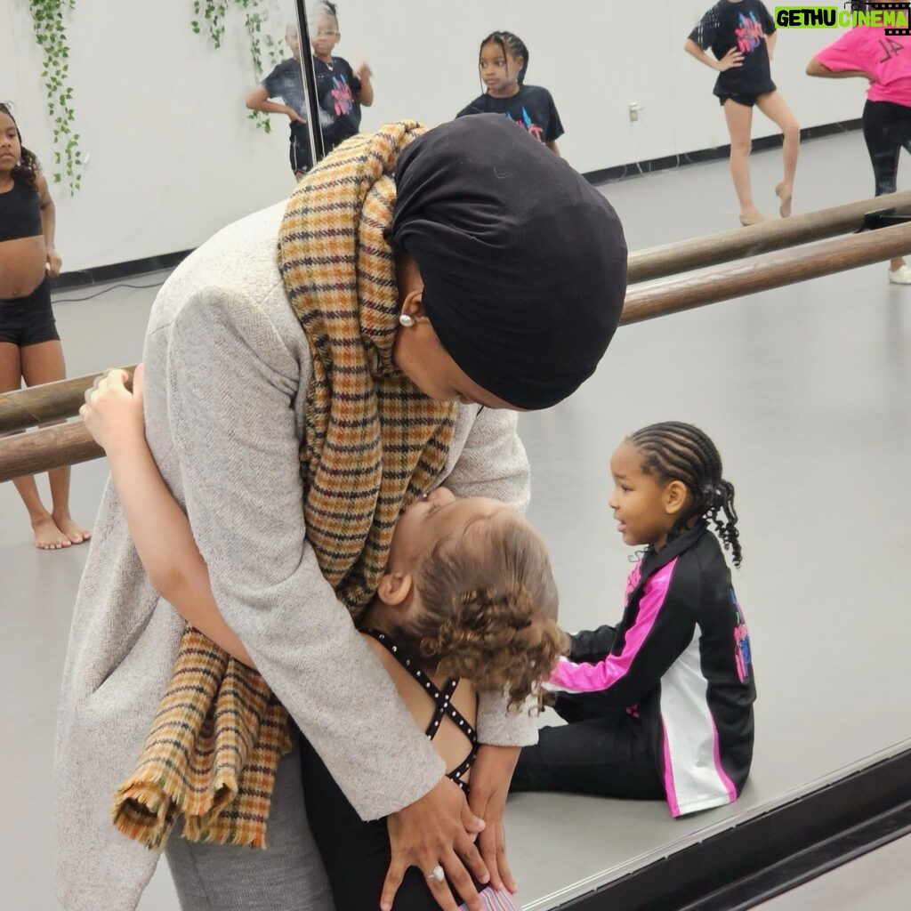 Ilhan Omar Instagram - Holding the door wide open and leaving the ladder behind for the next generation of leaders. 💗