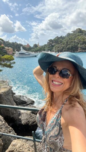 Iliana Calabró Instagram - De paseo por Portofino…❤️ y una inquietud… qué paseo guardas en su recuerdo  que te 💖 A revivirlo y si gustas me lo compartís? Amo las historias de amor . Gracias💗

@luisalbertodestefano 😍GRACIAS

@holasim.ar @may_ariadna @assist365ok 
#vacaciones #verano #italia #amor #ilana