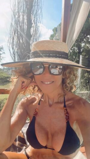 Iliana Calabró Instagram - #selfie , #verano ,#sol, #descanso …Lunes pre #carnaval 🎉cargando pilas para lo que se viene 🔥@infovivituexperiencia @teatromeloscarlospaz 

👙@andressa_lingerie
👓@ozonogafas