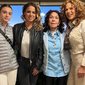 Iliana Calabró Instagram - Feliz día mamás… así lo compartimos con @cocacalabro @marinacalabro_ok  y Mia… gracias a mis dos 🌞🌞Stefano y Nico que llegaron para iluminar mi vida🤩💖.
Hoy ellos con Martín me rodearon de bellas y perfumadas flores y junto a mi familia, mis amigos y tantos hermosos mensajes recibidos por acá me llenaron de mimos en este día! 
Feliz rodeada de amor y en familia😍❤️… 
Dios los bendiga a todos con  AM💖R