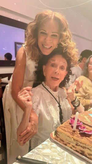 Iliana Calabró Instagram - Bienvenido 2024! Así arrancamos el año … a puro cumpleaños! Felicidades Coca!!! Te am💗. Felices 85!
Y agradezco a  todos los presentes, nos hayan acompañado con tanto amor! Haciendo de éste un comienzo de año inolvidable💖
Y a ustedes  que están allí leyendo Gracias por acompañarnos (a la distancia ) con tan tiernos 
mensajes siempre❤️que el 2024 nos encuentre viviendo momentos felices y compartiendolos acá…Salud🥂