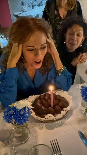Iliana Calabró Instagram - Un cumple más que feliz🤩😍🥰 Gracias a todos los mensajes llamados y mimos recibidos… No me alcanzó el día para contestar… denme más tiempo…Gracias a todos los que me acompañaron en algún momento de estos 57 años que me permitieron llegar hasta aquí rodeada de amor disfrutando de mi presente lleno de bendiciones y haciendo  @perdida.mente.ok  lo que siempre soñaba desde que empecé mi profesión. GRACIAS Cala y Coca , a mis hijos  luz de mi vida , mi familia , mis amigos, mis incondicionales seguidores , a vos Luis  que llegaste con tu amor 😍😍 a completarla. A quienes todos aquellos que quise quiero y me falte querer .A quienes fueron parte , son y a aquellos que me acompañarán  en adelante gracias por hacerme enormemente feliz ! Vamos por más … Avanti a celebrar la vida!