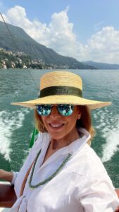 Iliana Calabró Instagram - Les comparto mis vacaciones…Día uno Lago di Como, Italia … qué les parece? les gustaría sigamos recorriendo juntos…los leo🤓 Gracias a @assist365ok que me da la tranquilidad de salir de casa con seguro total de mano de @may_ariadna A 📱@holasim.ar 🇦🇷 que me permite estemos conectados siempre! @mymtorres @approfessionaloficial @hairexperiencepeluqueria @ozonogafas