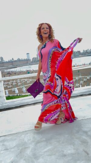 Iliana Calabró Instagram - Celebrando en @torreondelmonje los 150 años de Mar del Plata. Gracias a  @alvareznata y su @stylecontenidos por tan hermosa reunión. Te amo @mardelplataweb  y gracias por tantas alegrías💖.

Mi cabello lo cuida @nantyr_argentina  y mi make up realizado con productos @approfessionaloficial  @emiliopucci 💃🏻
@deattar 👡
