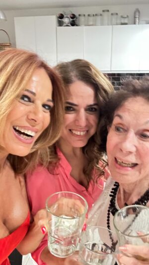 Iliana Calabró Instagram - Así pasamos alegres, unidas y en familia! 💖💖💖