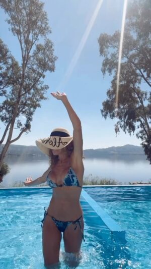 Iliana Calabró Instagram - Unos días de vacaciones …Jugando al video clip🤣😂 y alimentando a mi niña interior…siempre viva💖
