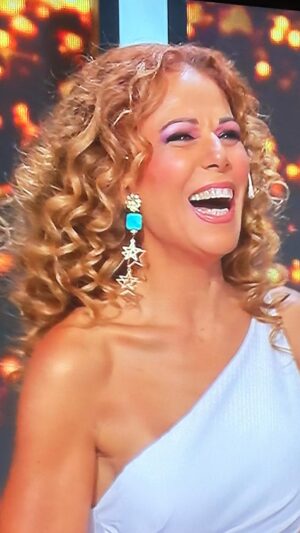 Iliana Calabró Instagram - Sábado por la noche y @podemoshablartelefe  by @andykusnetzoff por @telefe  la cita.

El  diseño de líneas impecables @claudiaarceok  Sin necesidad de pruebas @claudia_arceok 👏👏👏que acompañé con turquesas en aros de @mymtorres 
mis rulos @nantyr_argentina  peinado  @hairexperiencepeluqueria , Maquilló @valeriamarsero  con la linea de productos de @approfessionaloficial 
by @andypellegrinook .
Gracias @becoolcenter