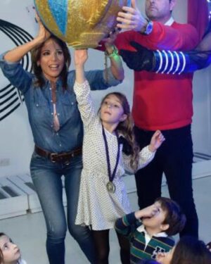 Iliana Calabró Instagram - Gracias Mia por llegar con tu luz a iluminar nuestra familia. Felices primeros quince y a seguir compartiendo momentos felices!!! Te amo sobrina  y ahijada Mia GRACIAS ❤️