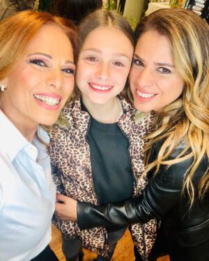Iliana Calabró Instagram - Gracias Mia por llegar con tu luz a iluminar nuestra familia. Felices primeros quince y a seguir compartiendo momentos felices!!! Te amo sobrina  y ahijada Mia GRACIAS ❤️