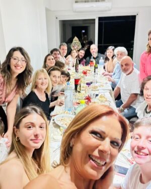 Iliana Calabró Instagram - Gracias Mia por llegar con tu luz a iluminar nuestra familia. Felices primeros quince y a seguir compartiendo momentos felices!!! Te amo sobrina  y ahijada Mia GRACIAS ❤️