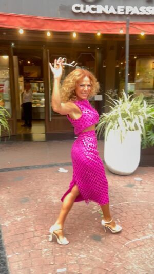Iliana Calabró Instagram - Camino a Mar del Plata!  Me lleva @perdida.mente.ok  a partir del 26 de diciembre . Hoy se lanzó la temporada y tiñó de 💗 el arranque con el color de la temporada 🩷 
Gracias @josemariamuscari por la confianza y @tomas.rottemberg  por este regreso a @mardelplataok 

Enfundada en este diseño de @claudiaarceok 💝

Gracias @claudia_arceok  por acompañar cada logro! @lorenandrademakeup por tantos años compartidos 
@approfessionaloficial incondicional @hairexperiencepeluqueria 
Cartera @maisonvalentino 
@decatalinashoes 
@agenciaab 
@lastampa.ristorante