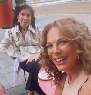 Iliana Calabró Instagram - Feliz cumple mamita!!! Siempre a tu lado más allá de las distancias… esta semana lo festejamos juntas en Córdoba! El equipo de @infovivituexperiencia te espera ansioso!!! Hago mias tus palabras: _Año nuevo vida la misma… agradecida de la mamá que tengo!! Sos un 10 Coquita😍❤️ Dios te bendiga con salud🙏