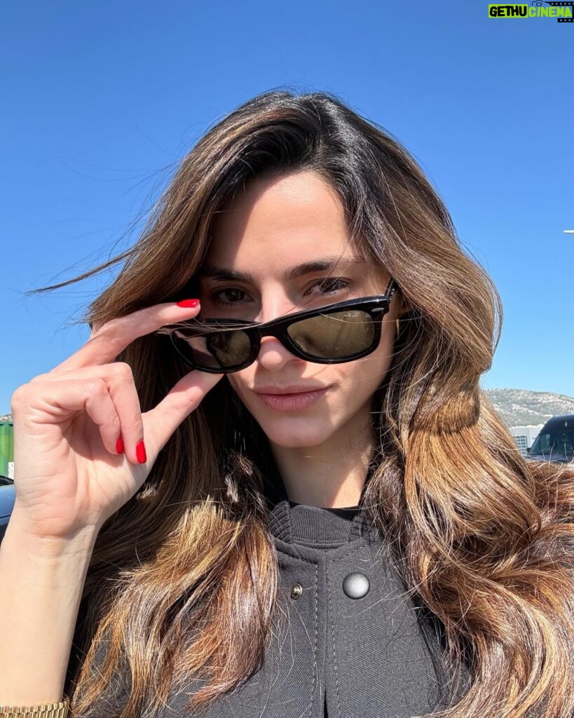 Iliana Papageorgiou Instagram - Πως πάω στη δουλειά VS πως είμαι μετά το Glam (μακιγιάζ, μαλλιά, στυλίστα κτλ) 🙃