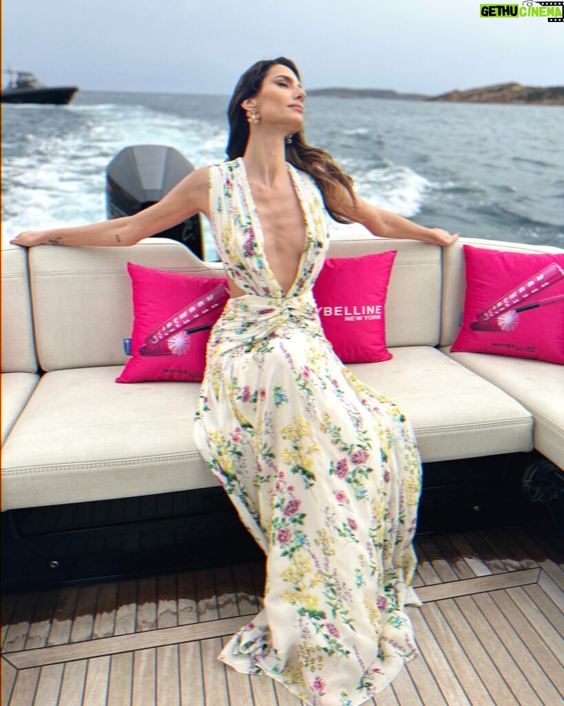 Iliana Papageorgiou Instagram - Boat day with #maybellinegr 🚤 dress @costarellos 💛
