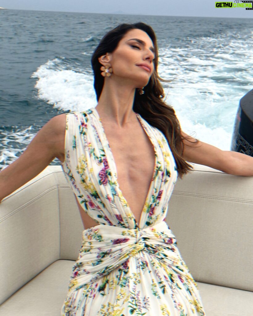 Iliana Papageorgiou Instagram - Boat day with #maybellinegr 🚤 dress @costarellos 💛