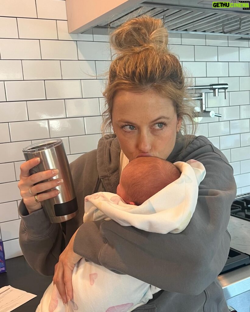 Iliza Shlesinger Instagram - the littlest man with the biggest dinner. Ethan is 3 weeks old! 👴🏼