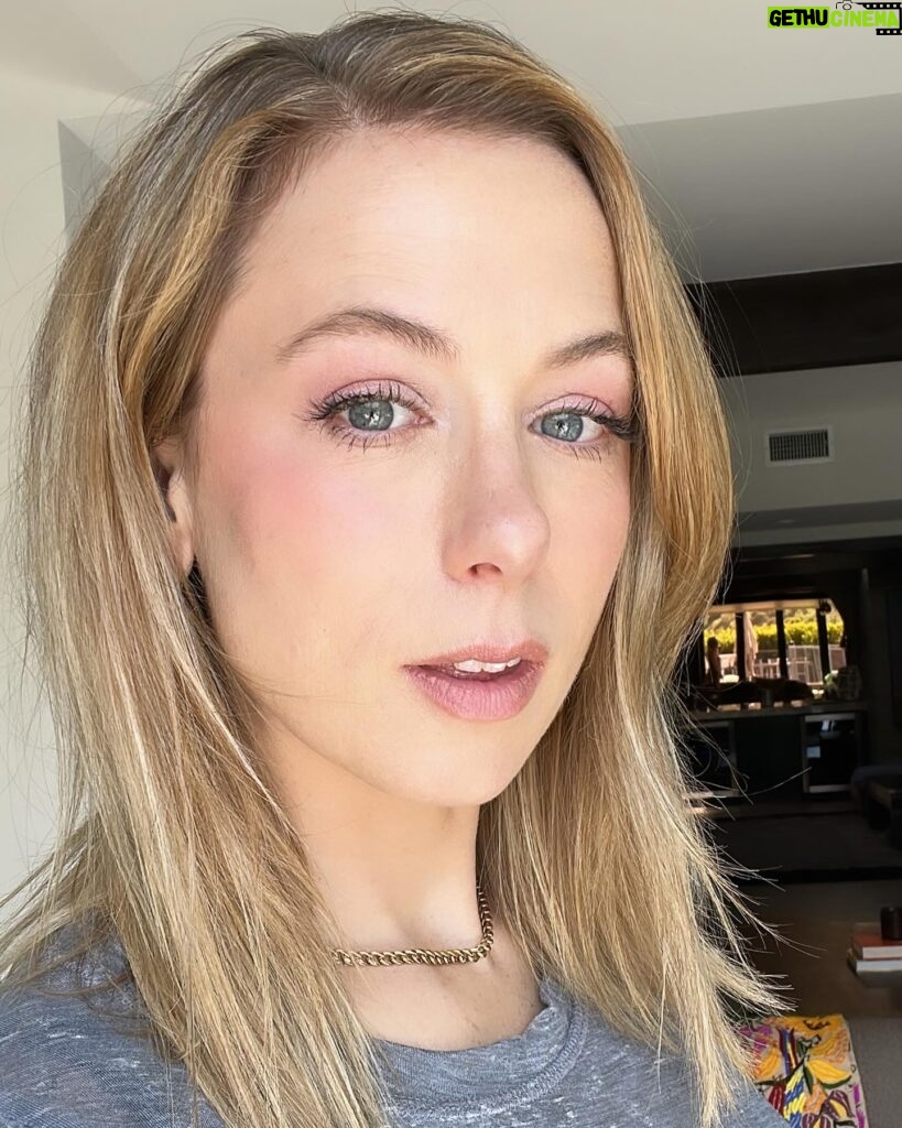 Iliza Shlesinger Instagram - Just a really really good picture. 💄 @andremakeup 💇‍♀️ @castillo_13