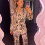 Iliza Shlesinger Instagram - I had so much fun moderating the FYC Emmys panel for stand up specials for @amazonmgmstudios with Tig Notaro, @jennyslate @jimgaffigan . @taraswennen Credits for tonight! ◦ Suit- L’agence @lagencefashion ◦ Bra- Simone Perele @simoneperele_america ◦ Shoes- Giuseppe zanotti @giuseppezanotti ◦ Earrings- Eriness @erinessjewelry ◦ Ring- Eriness @erinessjewelry 💇‍♀️ @castillo_13 💄 @andremakeup