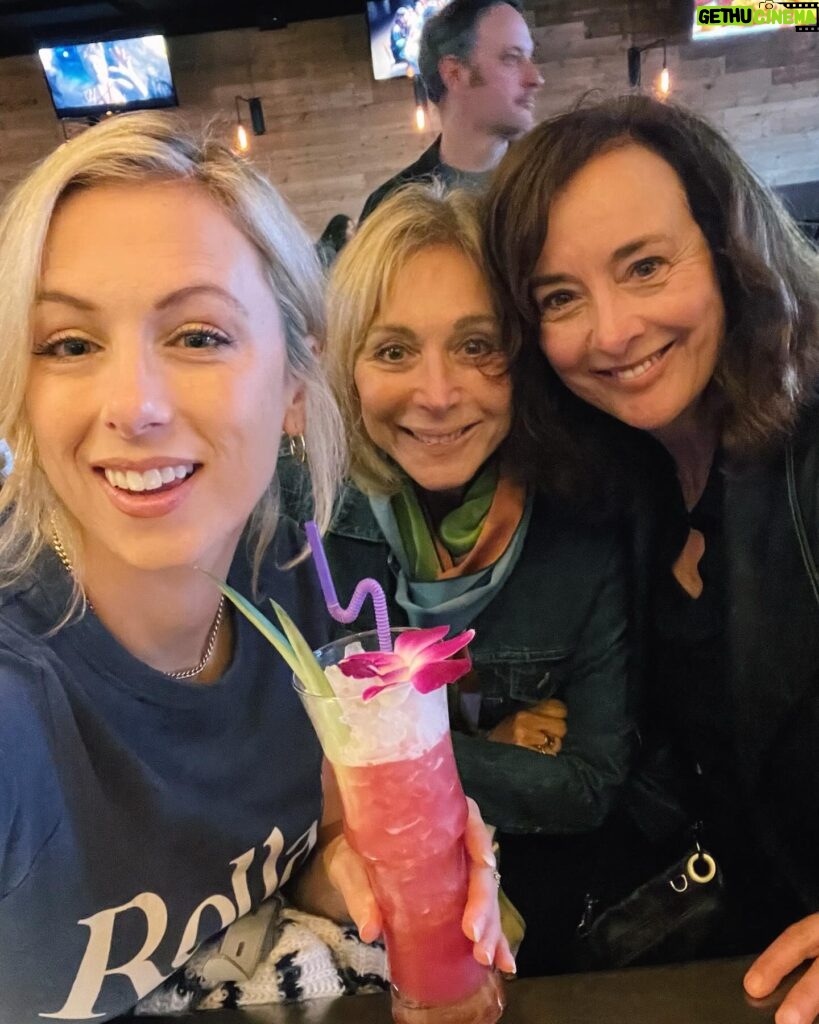 Iliza Shlesinger Instagram - Happy Mother’s Day from me and ALL of my moms. From my Mom, my step Moms and mother in laws to you and your moms!