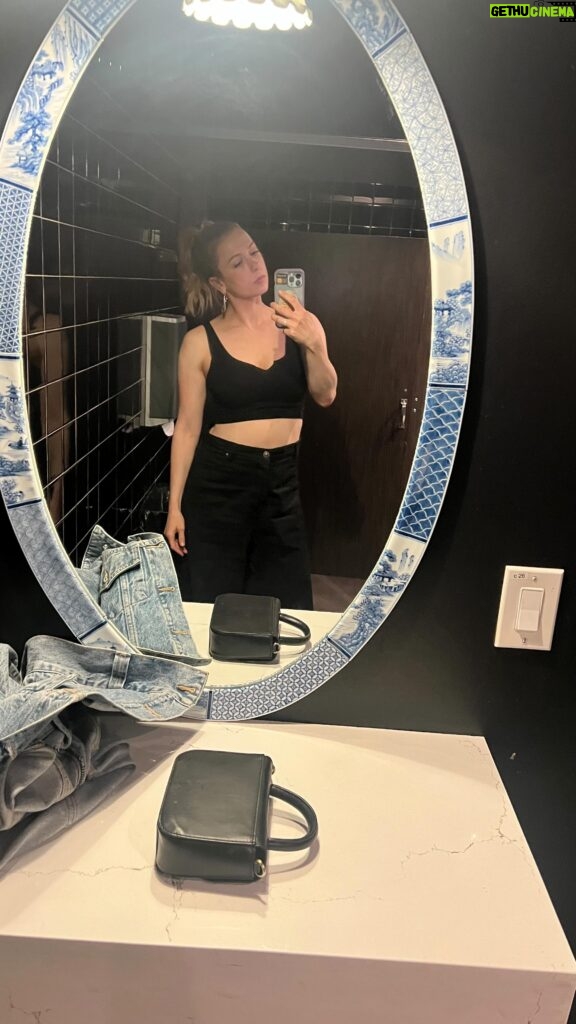 Iliza Shlesinger Instagram - All I want is to be able to put my pre baby jeans back on! I’m just a mom with a closet full of lonely pants!🔥 @shesasnowpeach was extra clingy today and hopped up on the carriage. She made it… much harder. But it is always worth it to be near her. Thanks for the 🥵 @alishamullally @balanced_body