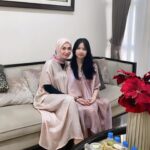 Imel Putri Cahyati Instagram - Setiap tahun pasti ada yg berbeda.. Ada yg berkurang keluarganya, ada yg bertambah & ada yang seperti tahun sebelum nya tapi apapun itu, semua sudah Allah rencanakan dan pasti yang terbaik untuk kita.. Sabar , Kuat & Ikhlas .. semoga lebaran tahun depan lebih baik & bahagia untuk kita semua bisa berkumpul dengan semua keluarga 🤲🏻 Aamiin Yra Teteh & kel. Mengucapkan Minal Aidzin Walfaidzin , Mohon Maaf Lahir & Bathin semuanya 🙏🏻