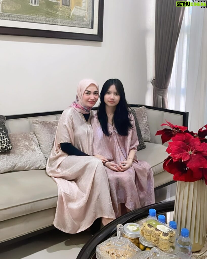 Imel Putri Cahyati Instagram - Setiap tahun pasti ada yg berbeda.. Ada yg berkurang keluarganya, ada yg bertambah & ada yang seperti tahun sebelum nya tapi apapun itu, semua sudah Allah rencanakan dan pasti yang terbaik untuk kita.. Sabar , Kuat & Ikhlas .. semoga lebaran tahun depan lebih baik & bahagia untuk kita semua bisa berkumpul dengan semua keluarga 🤲🏻 Aamiin Yra Teteh & kel. Mengucapkan Minal Aidzin Walfaidzin , Mohon Maaf Lahir & Bathin semuanya 🙏🏻