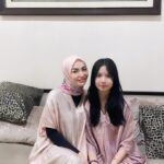 Imel Putri Cahyati Instagram – Setiap tahun pasti ada yg berbeda..
Ada yg berkurang keluarganya, ada yg bertambah & ada yang seperti tahun sebelum nya tapi apapun itu, semua sudah Allah rencanakan dan pasti yang terbaik untuk kita.. 
Sabar , Kuat & Ikhlas .. semoga lebaran tahun depan lebih baik & bahagia untuk kita semua bisa berkumpul dengan semua keluarga 🤲🏻 Aamiin Yra

Teteh & kel. Mengucapkan Minal Aidzin Walfaidzin , Mohon Maaf Lahir & Bathin semuanya 🙏🏻