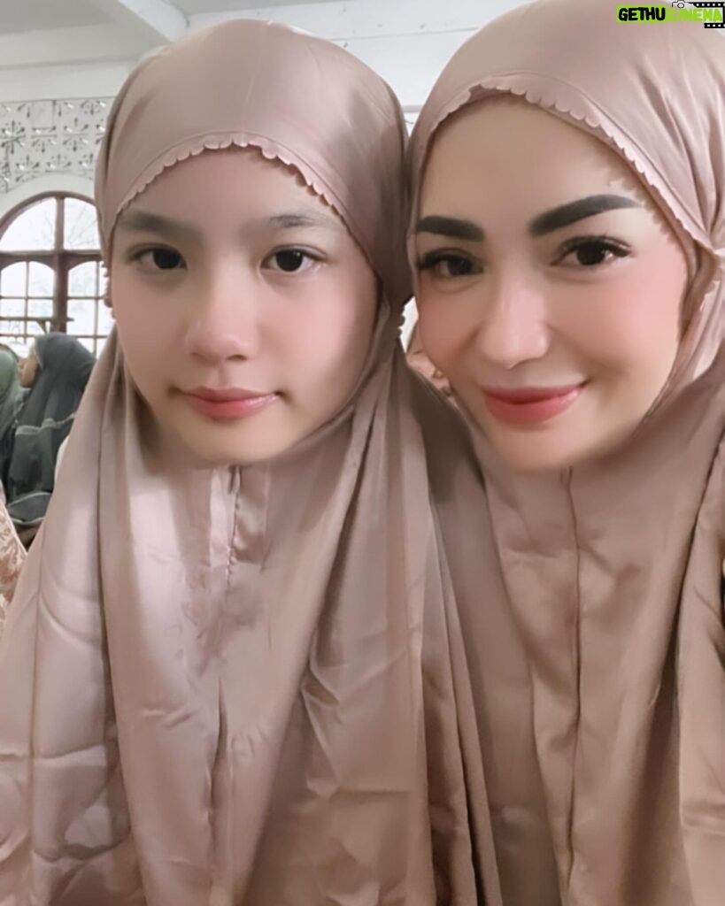 Imel Putri Cahyati Instagram - Setiap tahun pasti ada yg berbeda.. Ada yg berkurang keluarganya, ada yg bertambah & ada yang seperti tahun sebelum nya tapi apapun itu, semua sudah Allah rencanakan dan pasti yang terbaik untuk kita.. Sabar , Kuat & Ikhlas .. semoga lebaran tahun depan lebih baik & bahagia untuk kita semua bisa berkumpul dengan semua keluarga 🤲🏻 Aamiin Yra Teteh & kel. Mengucapkan Minal Aidzin Walfaidzin , Mohon Maaf Lahir & Bathin semuanya 🙏🏻