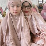 Imel Putri Cahyati Instagram - Setiap tahun pasti ada yg berbeda.. Ada yg berkurang keluarganya, ada yg bertambah & ada yang seperti tahun sebelum nya tapi apapun itu, semua sudah Allah rencanakan dan pasti yang terbaik untuk kita.. Sabar , Kuat & Ikhlas .. semoga lebaran tahun depan lebih baik & bahagia untuk kita semua bisa berkumpul dengan semua keluarga 🤲🏻 Aamiin Yra Teteh & kel. Mengucapkan Minal Aidzin Walfaidzin , Mohon Maaf Lahir & Bathin semuanya 🙏🏻