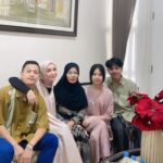 Imel Putri Cahyati Instagram - Setiap tahun pasti ada yg berbeda.. Ada yg berkurang keluarganya, ada yg bertambah & ada yang seperti tahun sebelum nya tapi apapun itu, semua sudah Allah rencanakan dan pasti yang terbaik untuk kita.. Sabar , Kuat & Ikhlas .. semoga lebaran tahun depan lebih baik & bahagia untuk kita semua bisa berkumpul dengan semua keluarga 🤲🏻 Aamiin Yra Teteh & kel. Mengucapkan Minal Aidzin Walfaidzin , Mohon Maaf Lahir & Bathin semuanya 🙏🏻