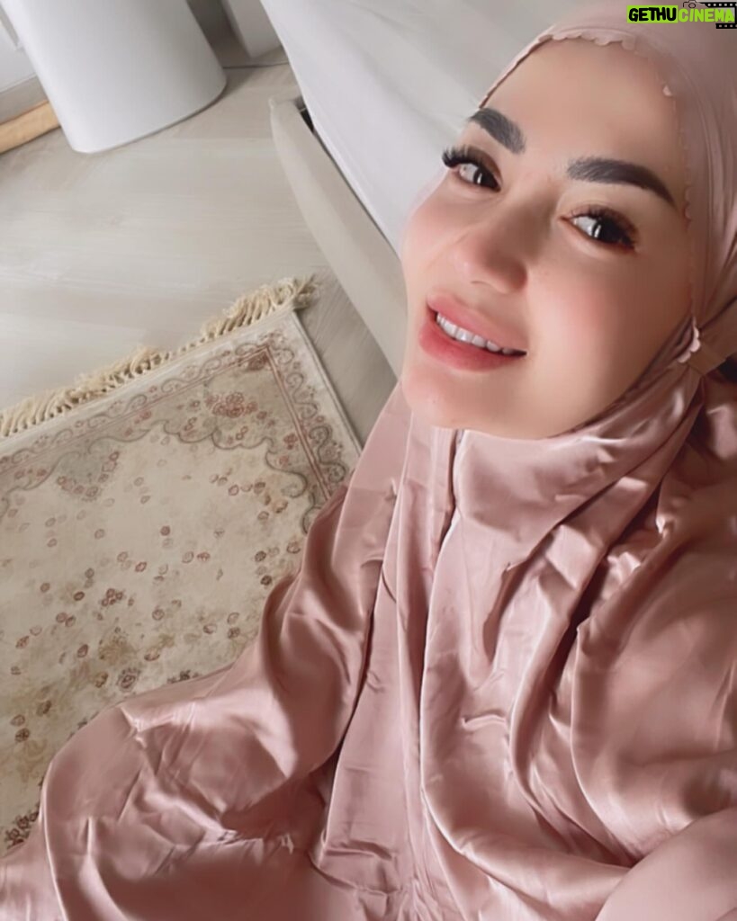 Imel Putri Cahyati Instagram - Teruntuk kamu yg bikin rindu, aku doakan lebaran ga lewat rumah kamu. Biar kamu kerumah aku 🤭🤏🏻