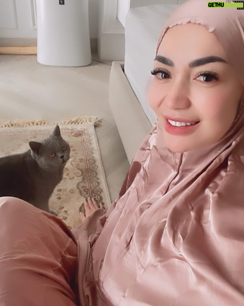 Imel Putri Cahyati Instagram - Teruntuk kamu yg bikin rindu, aku doakan lebaran ga lewat rumah kamu. Biar kamu kerumah aku 🤭🤏🏻