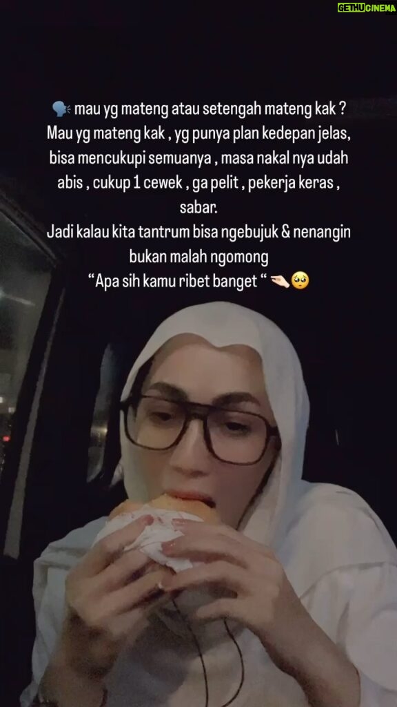 Imel Putri Cahyati Instagram - Gimana rasanya, masih kuat nunggu Dia ?? Eh nunggu Adzan Magrib ??? 🤏🏻😜