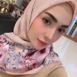 Imel Putri Cahyati Instagram – Ga kerasa bentar lagi lebaran.. kalau pas lebaran kalian di chat mantan 

“ Maafin kalau aku banyak salah sama kamu , masih mau ketemu ga ? “ 

Kalian jawab apa ??🤭🤣🤣