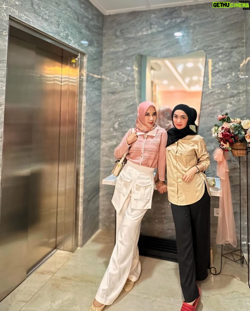 Imel Putri Cahyati Instagram - Cuman dia @imelpc yang bisa buat dokternya pulang sampe jam 10 malam😂😂😅🫶🏻🫶🏻💖💖 mulai deep talk tapi belum kelar lanjut perawatan lanjut makan 😘😘🫠🫠 lama yaa bu seharian kita blm puas🤣🤣 . . Next harusnya trip kemanaaa @imelpc 💖💖🫶🏻🫶🏻