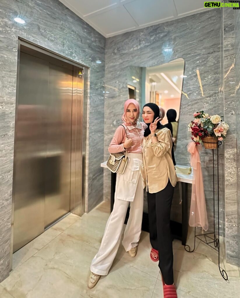 Imel Putri Cahyati Instagram - Cuman dia @imelpc yang bisa buat dokternya pulang sampe jam 10 malam😂😂😅🫶🏻🫶🏻💖💖 mulai deep talk tapi belum kelar lanjut perawatan lanjut makan 😘😘🫠🫠 lama yaa bu seharian kita blm puas🤣🤣 . . Next harusnya trip kemanaaa @imelpc 💖💖🫶🏻🫶🏻