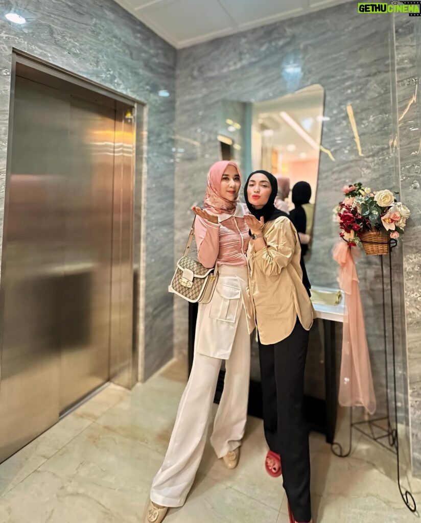 Imel Putri Cahyati Instagram - Cuman dia @imelpc yang bisa buat dokternya pulang sampe jam 10 malam😂😂😅🫶🏻🫶🏻💖💖 mulai deep talk tapi belum kelar lanjut perawatan lanjut makan 😘😘🫠🫠 lama yaa bu seharian kita blm puas🤣🤣 . . Next harusnya trip kemanaaa @imelpc 💖💖🫶🏻🫶🏻