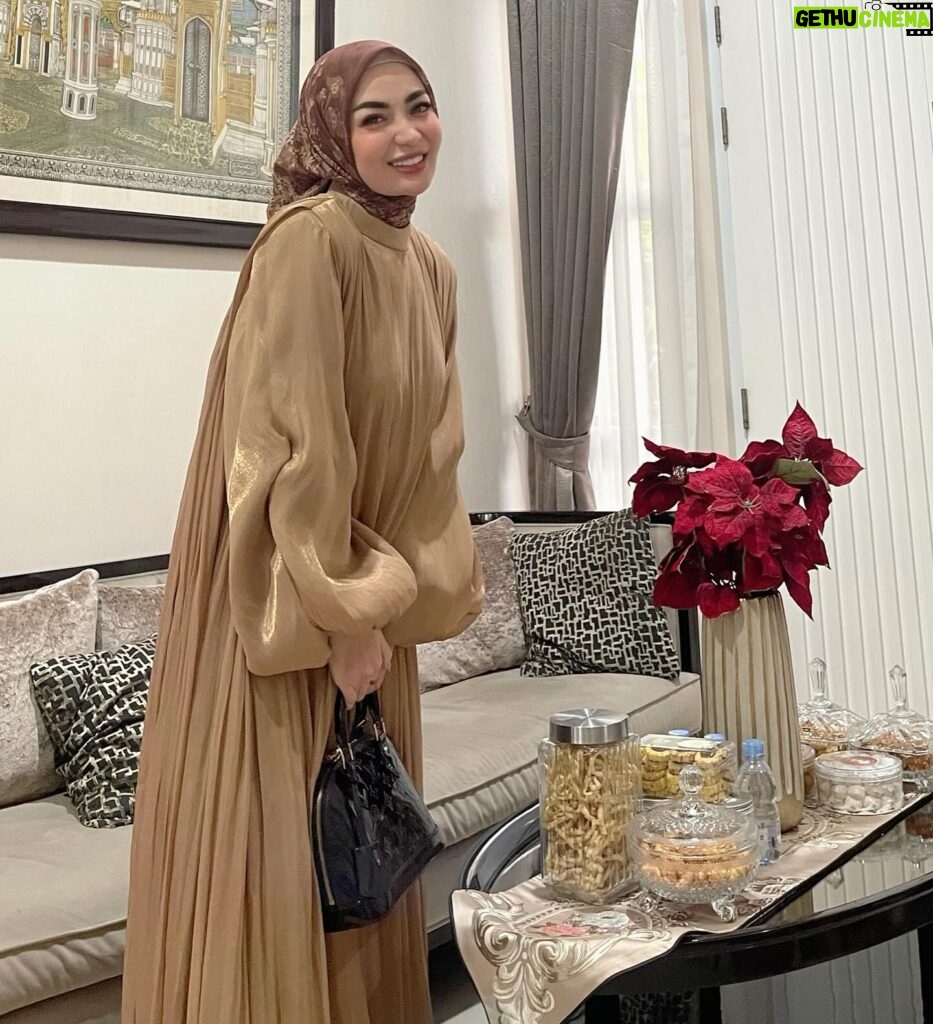 Imel Putri Cahyati Instagram - Dengan penuh rasa cinta saya ucapkan.. Minal Aidzin wal faizin . Mohon mahar , nafkah lahir & batin 🤭