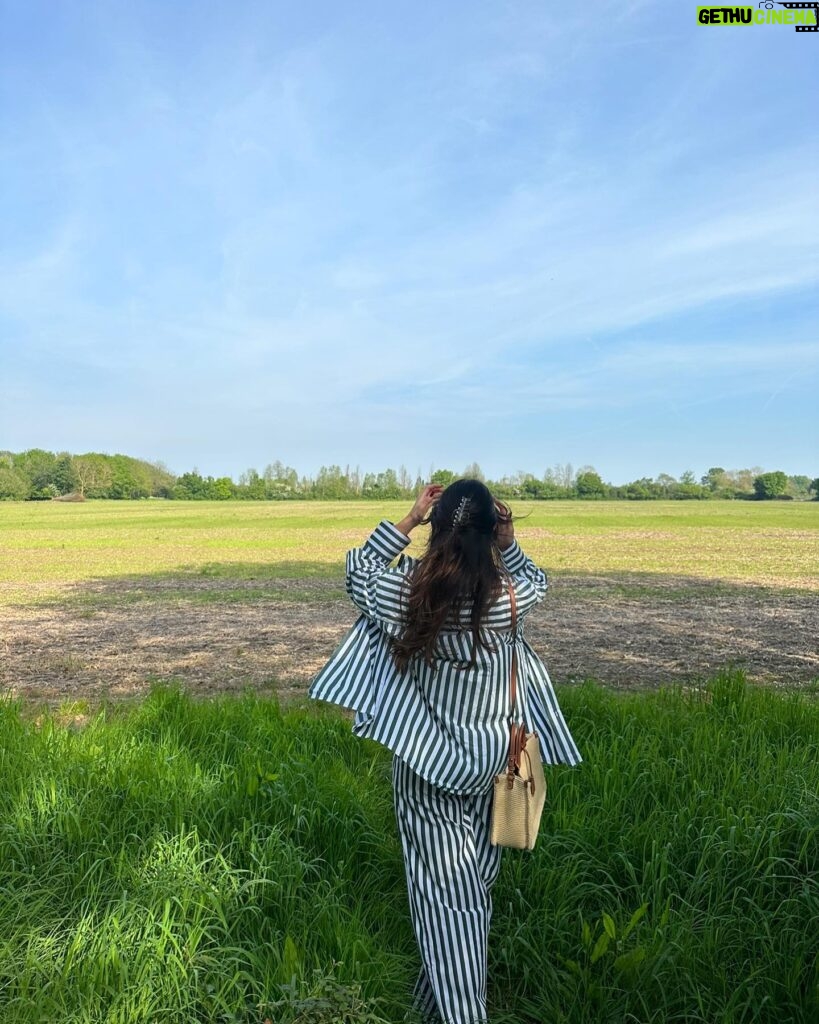 India Reynolds Instagram - British summertime finally arrives 💕☀️🌈